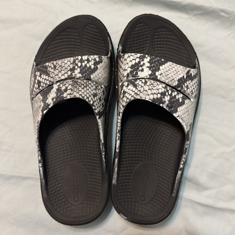 OOFOS Black Snake Slide Sandals